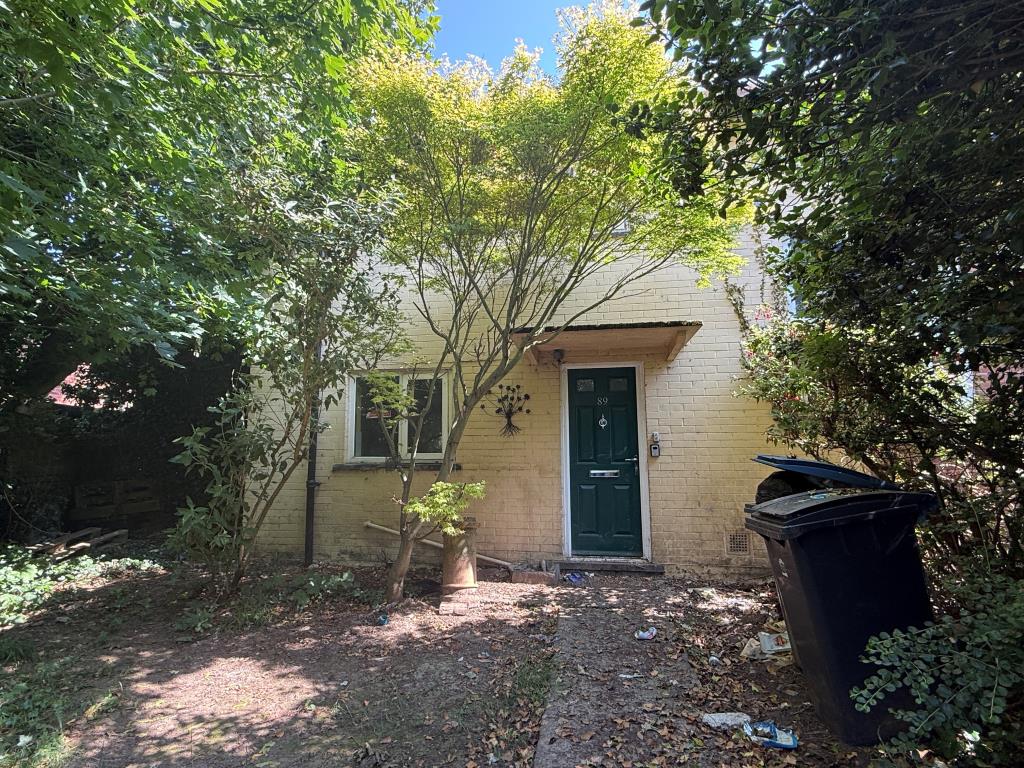Lot: 112 - END-TERRACE HOUSE FOR IMPROVEMENT - Front view House in need of Refurbishment